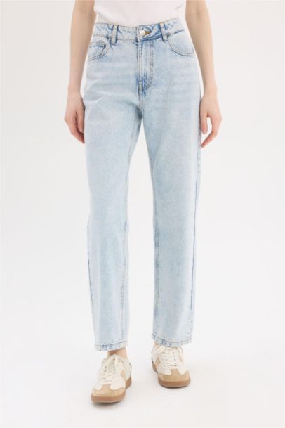 Джинсы с обычной посадкой на талии до щиколотки с эффектом стирки