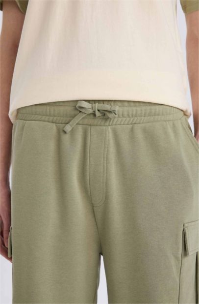 Regular Fit Tied Waist Cargo Shorts