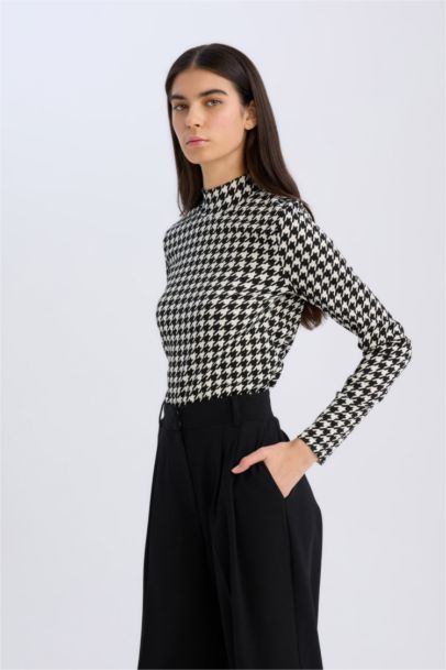 تي شيرت كم طويل القماش المنسوج بنمط المخل سليم فيت بياقة عالية