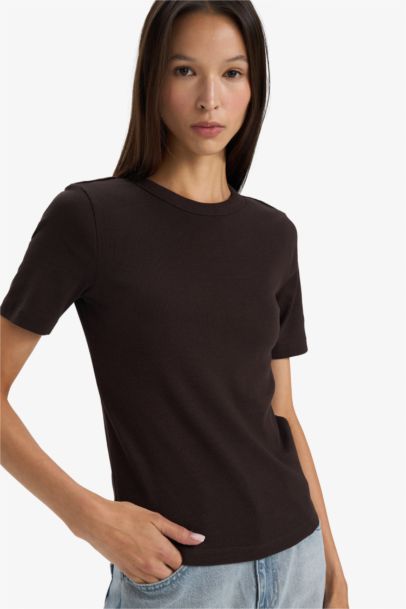 تيشيرت نص كم قصة عادية برقبة مستديرة