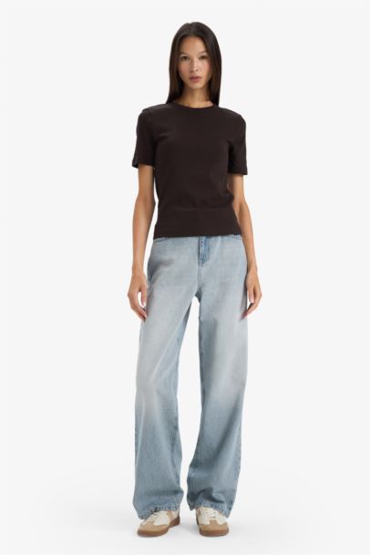 تيشيرت نص كم قصة عادية برقبة مستديرة