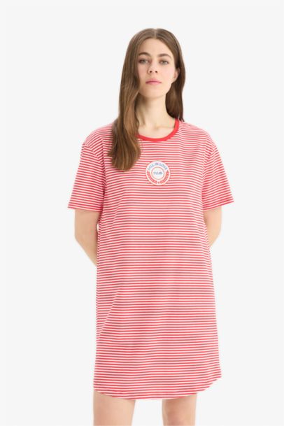 Robe de nuit rayée à col rond et manches courtes de Fall in Love