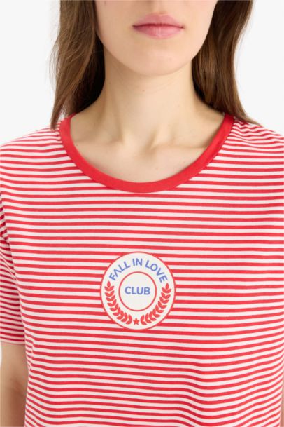 Robe de nuit rayée à col rond et manches courtes de Fall in Love