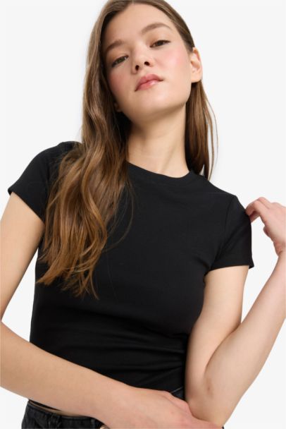 T-shirt slim côtelé à col rond et manches courtess