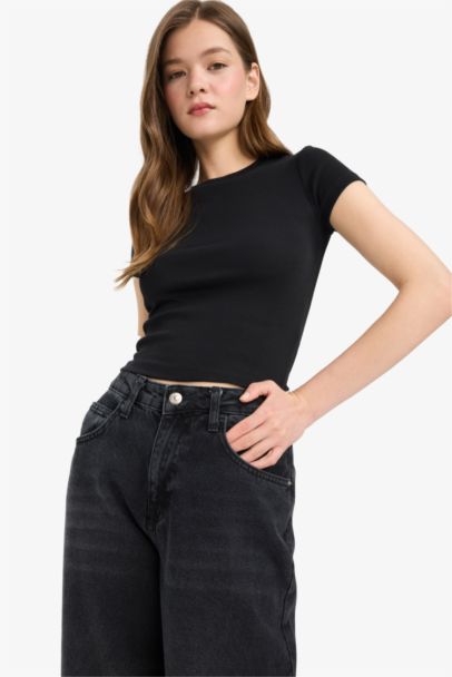 T-shirt slim côtelé à col rond et manches courtess