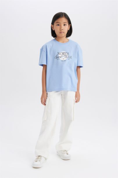 تيشيرت نص كم بطبعة شعار قصة مريحة برقبة مستديرة