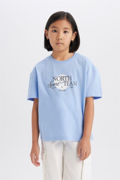 تيشيرت نص كم بطبعة شعار قصة مريحة برقبة مستديرة