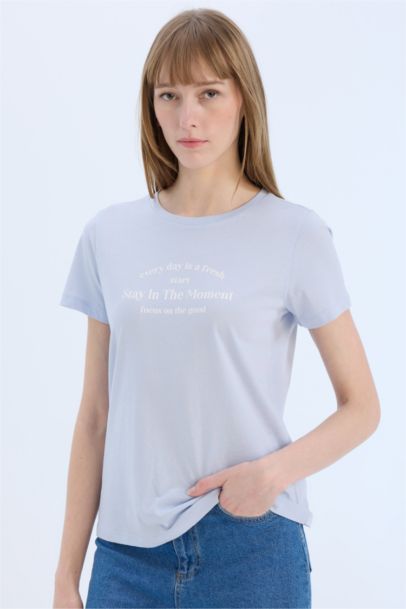 تي شيرت بطبعة شعار قصة عادية بياقة مستديرة