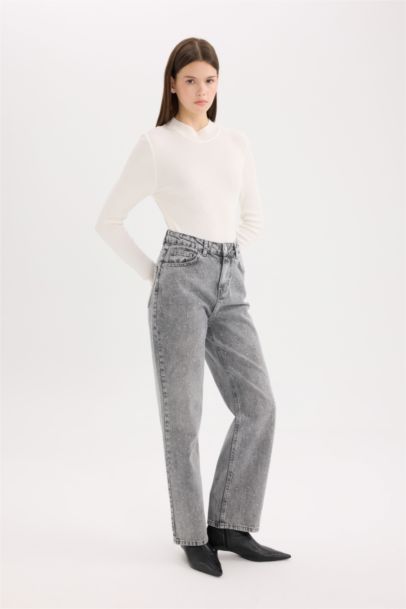 سروال جينز باهت قصة مستقيمة مزين بالأحجار