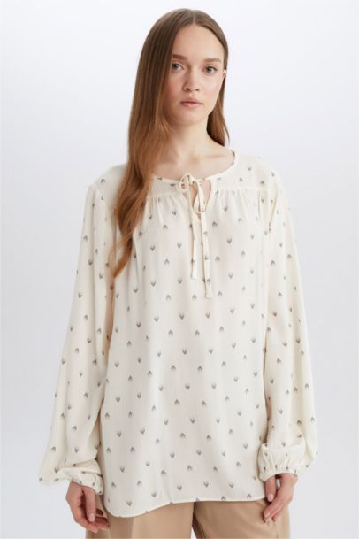 Приталенный блестящий блуз с длинным рукавом и апаш воротником