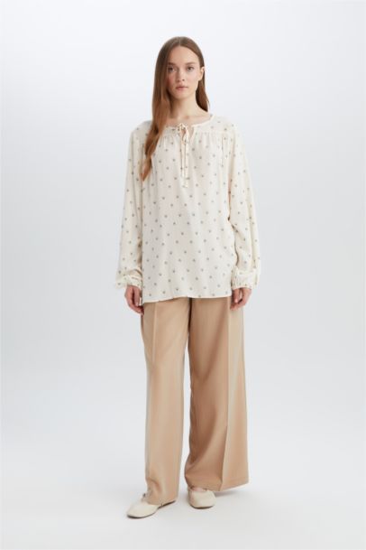 Приталенный блестящий блуз с длинным рукавом и апаш воротником