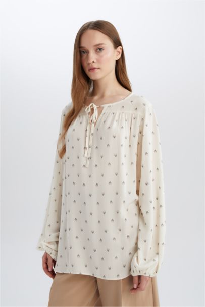 Приталенный блестящий блуз с длинным рукавом и апаш воротником