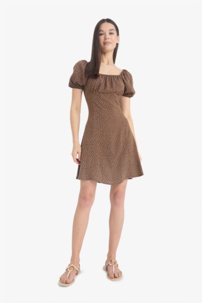 Kare Yaka Çiçek Desenli Viskon Kısa Kollu Mini Elbise