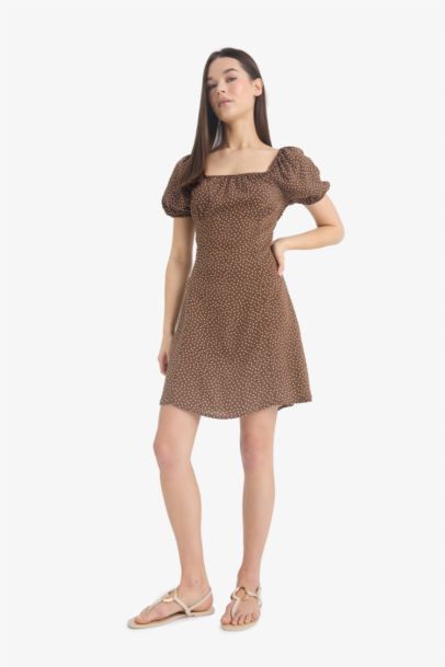 Kare Yaka Çiçek Desenli Viskon Kısa Kollu Mini Elbise