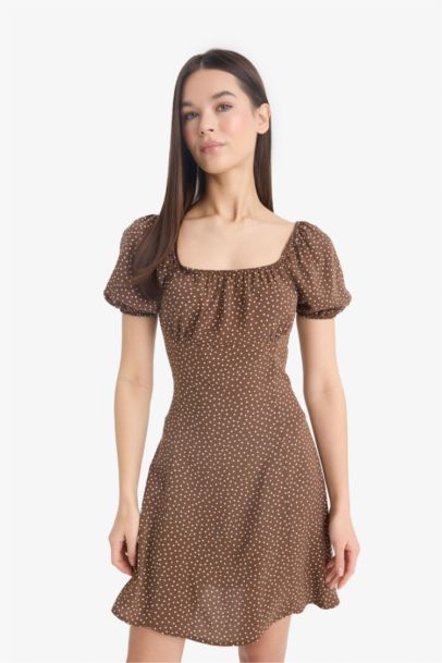 Kare Yaka Çiçek Desenli Viskon Kısa Kollu Mini Elbise