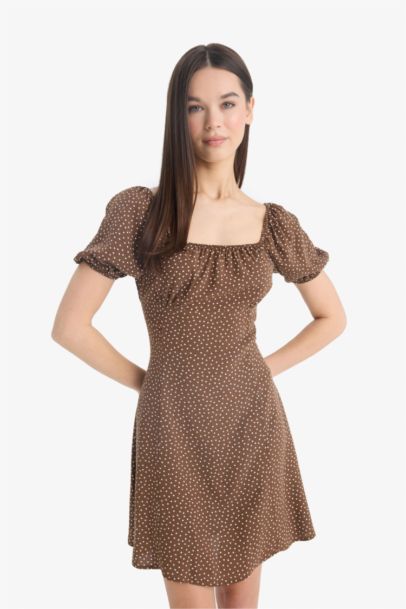 Kare Yaka Çiçek Desenli Viskon Kısa Kollu Mini Elbise