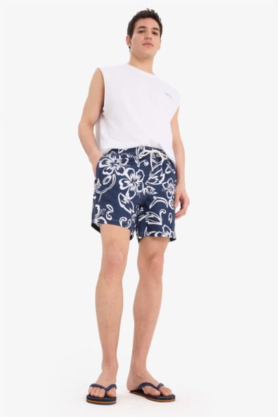 Короткие пляжные шорты с сетчатой подкладкой и рисунком