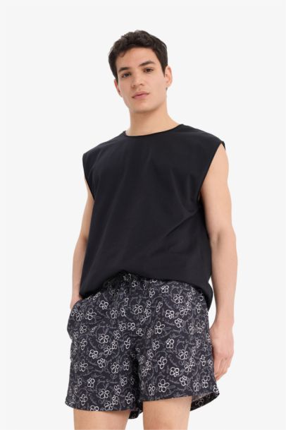 Короткие пляжные шорты с сетчатой подкладкой и рисунком