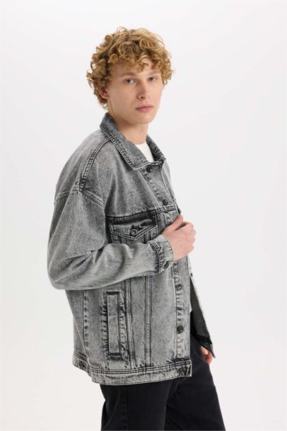 Джинсовая куртка свободного кроя оверсайз