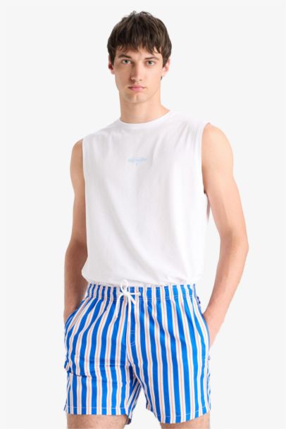 Short court rayé avec doublure en filet