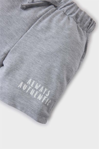 شورت بيبي ولادي بطبعة شعار قماش رقيق قصة عادية