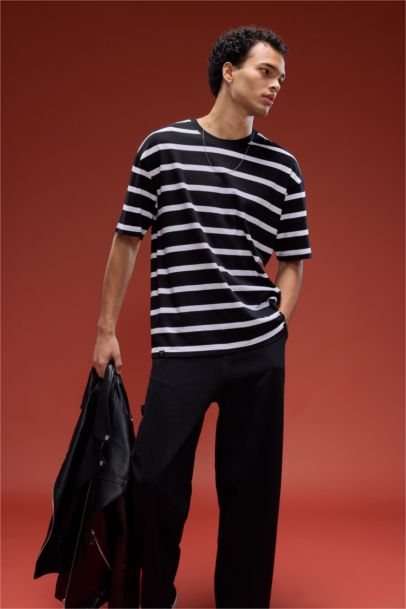 تيشيرت مخطط نص كم أوفر سايز برقبة مستديرة