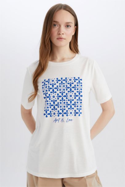 تيشيرت نص كم قصة عادية برقبة مستديرة