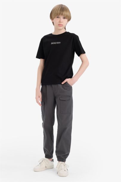 تيشيرت اولادي نص كم بطبعة شعار قصة عادية برقبة مستديرة