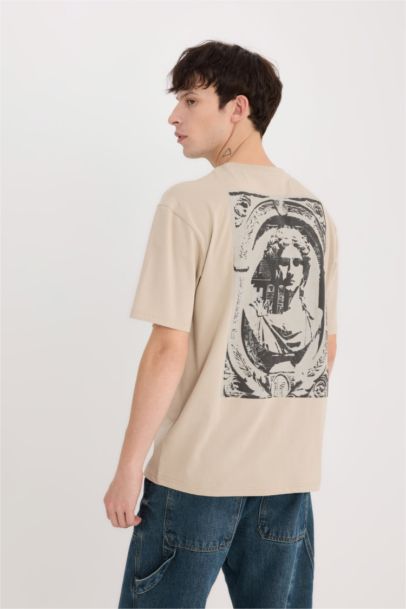 تيشيرت قطن أوفر سايز نص كم بياقة مستديرة بطبعة من الخلف