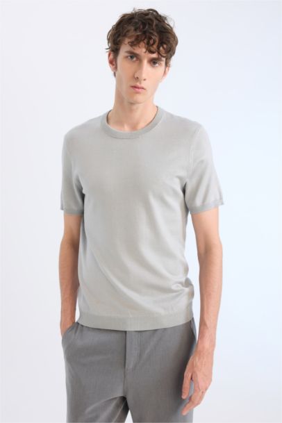 Футболка стандартного кроя с круглым вырезом из трикотажа