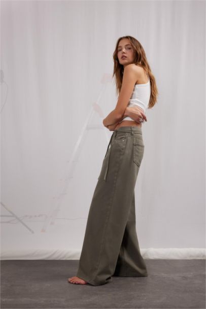 Pantalon en gabardine taille haute et large