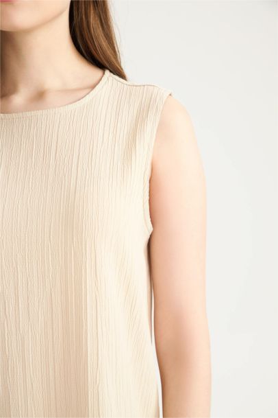 Robe mi-longue sans manches en tissu gaufré à coupe régulière