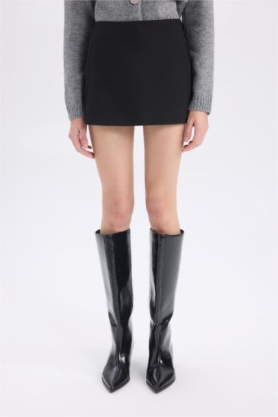 شورت كابري بخصر عادي بساق قصير