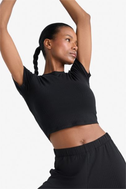 تيشيرت رياضي نص كم برقبة مستديرة من DeFactoFit