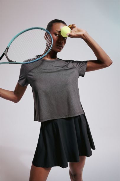 Спортивная футболка с круглым вырезом и коротким рукавом