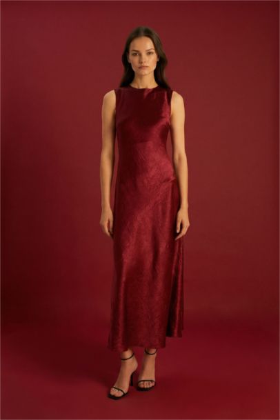 Robe longue en satin sans manches à col dégagé