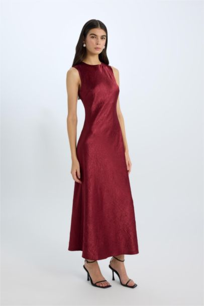 Robe longue en satin sans manches à col dégagé