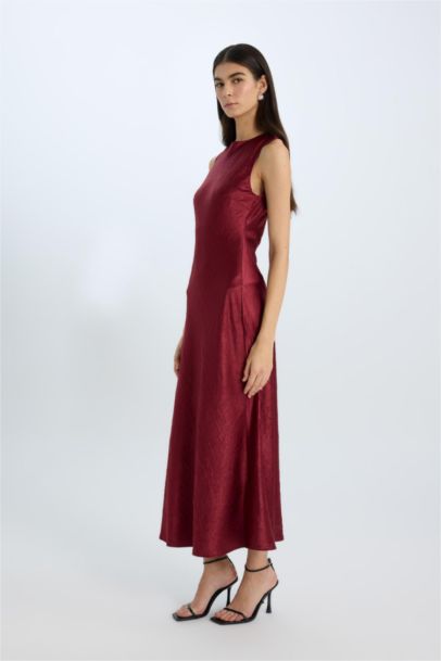 Robe longue en satin sans manches à col dégagé