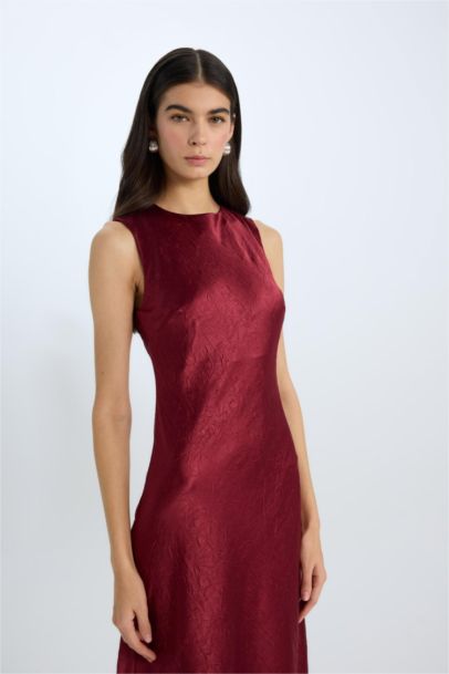 Robe longue en satin sans manches à col dégagé