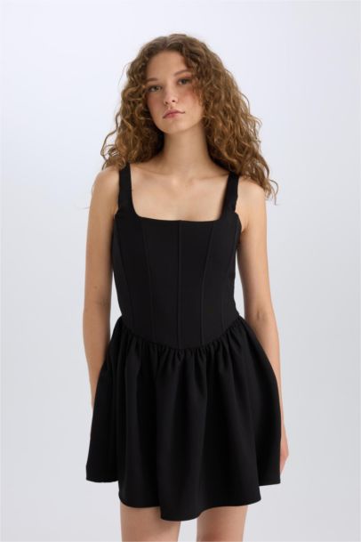 فستان نص كم قصير بياقة مربعة