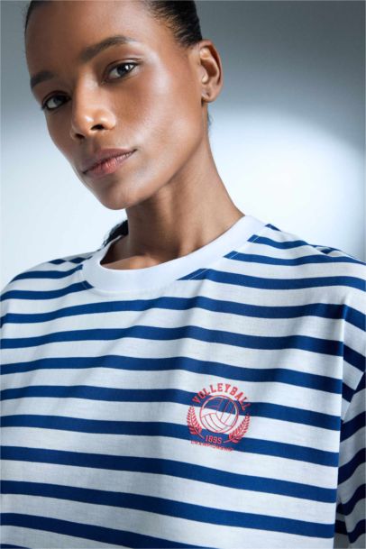 تيشيرت رياضي نص كم اوفر سايز مخطط برقبة مستديرة من DeFactoFit