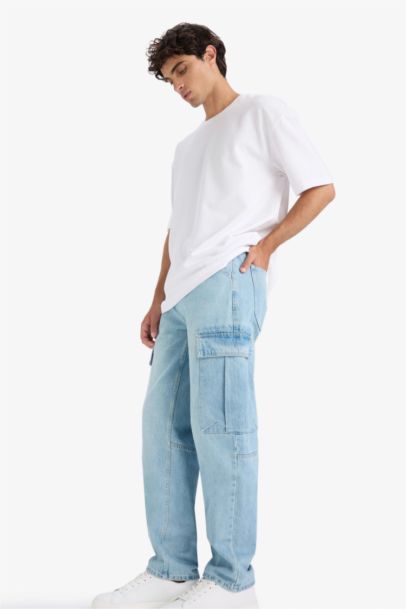 بنطلون جينز قطن قصة مريحة ورجل عادية