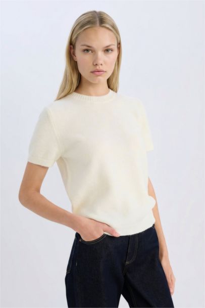 T-shirt basique en maille à col rond et manches courtes Coupe régulière