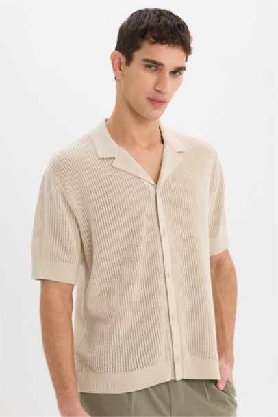 Трикотажная рубашка-поло стандартного кроя с короткими рукавами