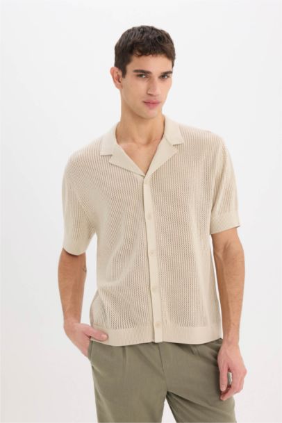 Трикотажная рубашка-поло стандартного кроя с короткими рукавами