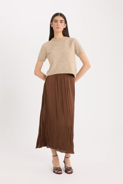 Jupe mi-longue en satin à taille haute Coupe évasée