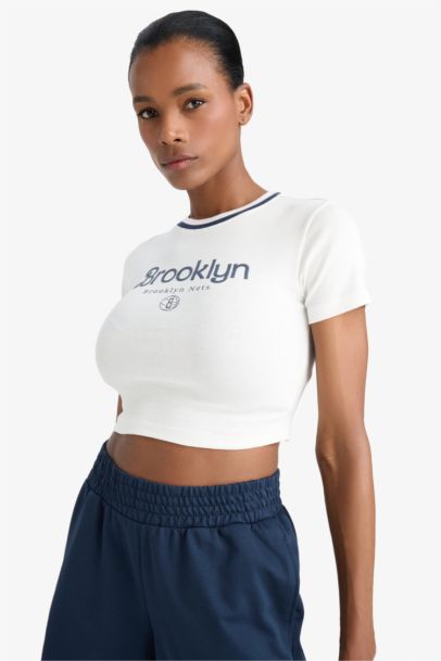 تيشيرت NBA نص كم سليم فيت برقبة مستديرة من DeFactoFit