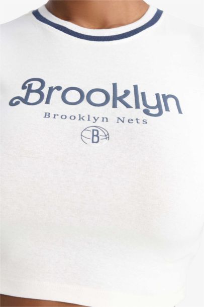 تيشيرت NBA نص كم سليم فيت برقبة مستديرة من DeFactoFit