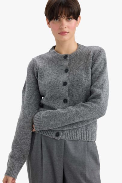 كارديجان بيزك قصة عادية بياقة مستديرة