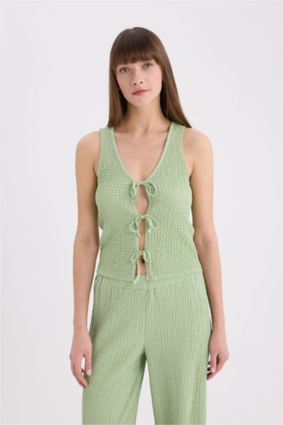 Майка с V-образным вырезом из жатой ткани